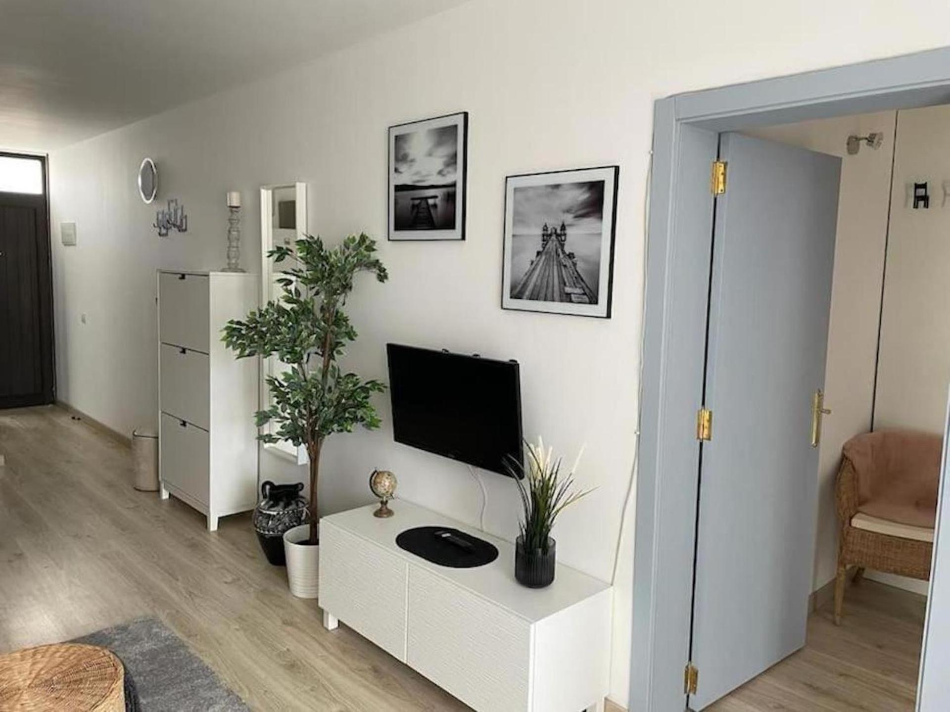 Stunning Lovely Flat With Pool And Strong Wi-Fi, 31 Arona  Exteriér fotografie
